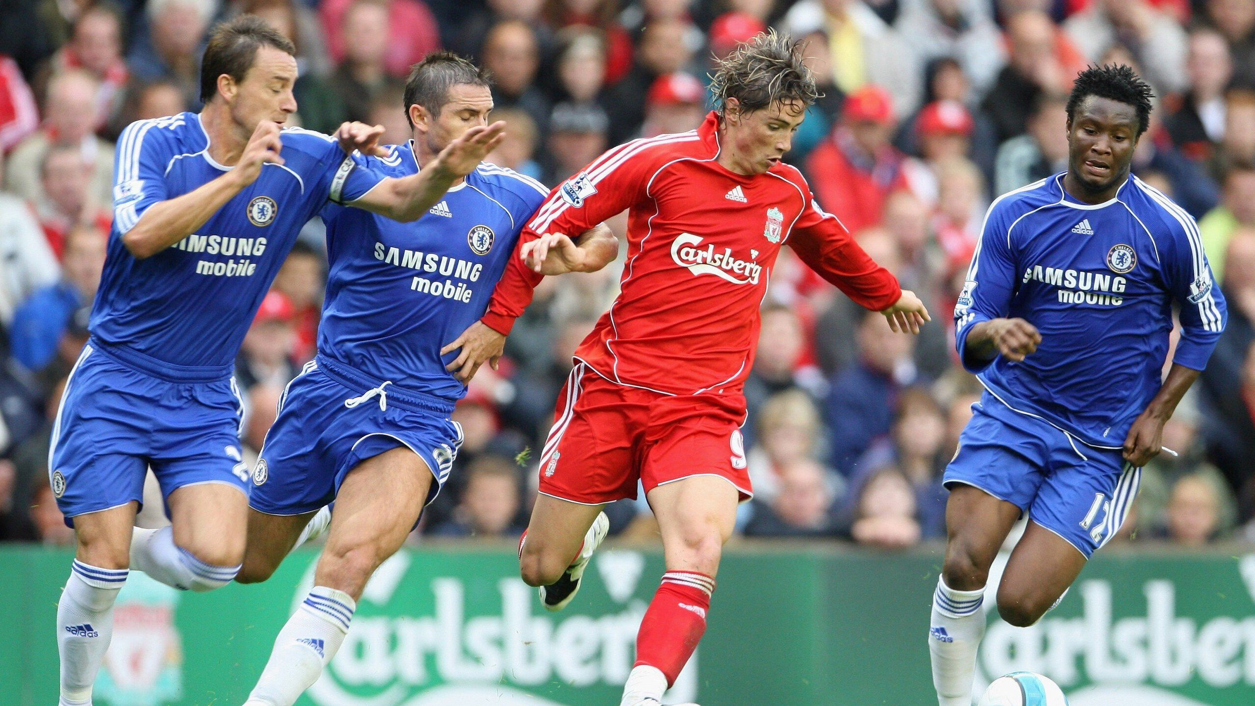 “飞跃东安湖:跑酷选手挑战最具难度的障碍赛道”